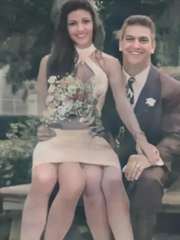 上世纪60年代，美国一个长着四条腿和两个生殖器官的女孩，被父亲高价卖给马戏团，女