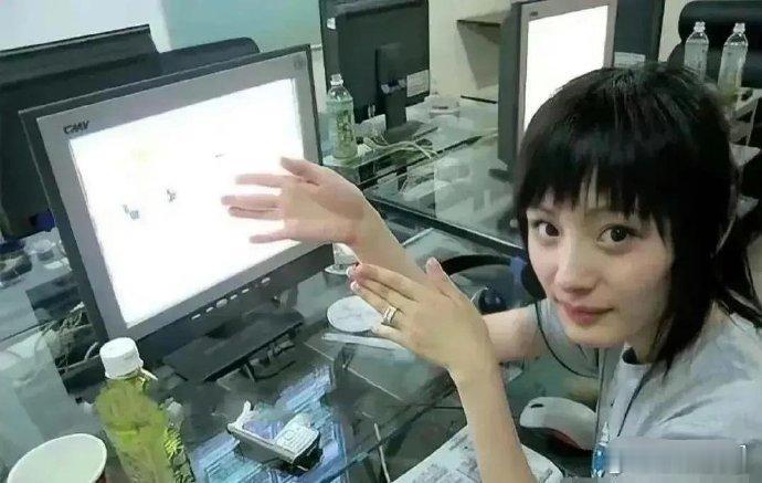 2007年的杨幂，在网吧上网时，未曾料到自己未来将取得如此辉煌的成就。 ​​​
