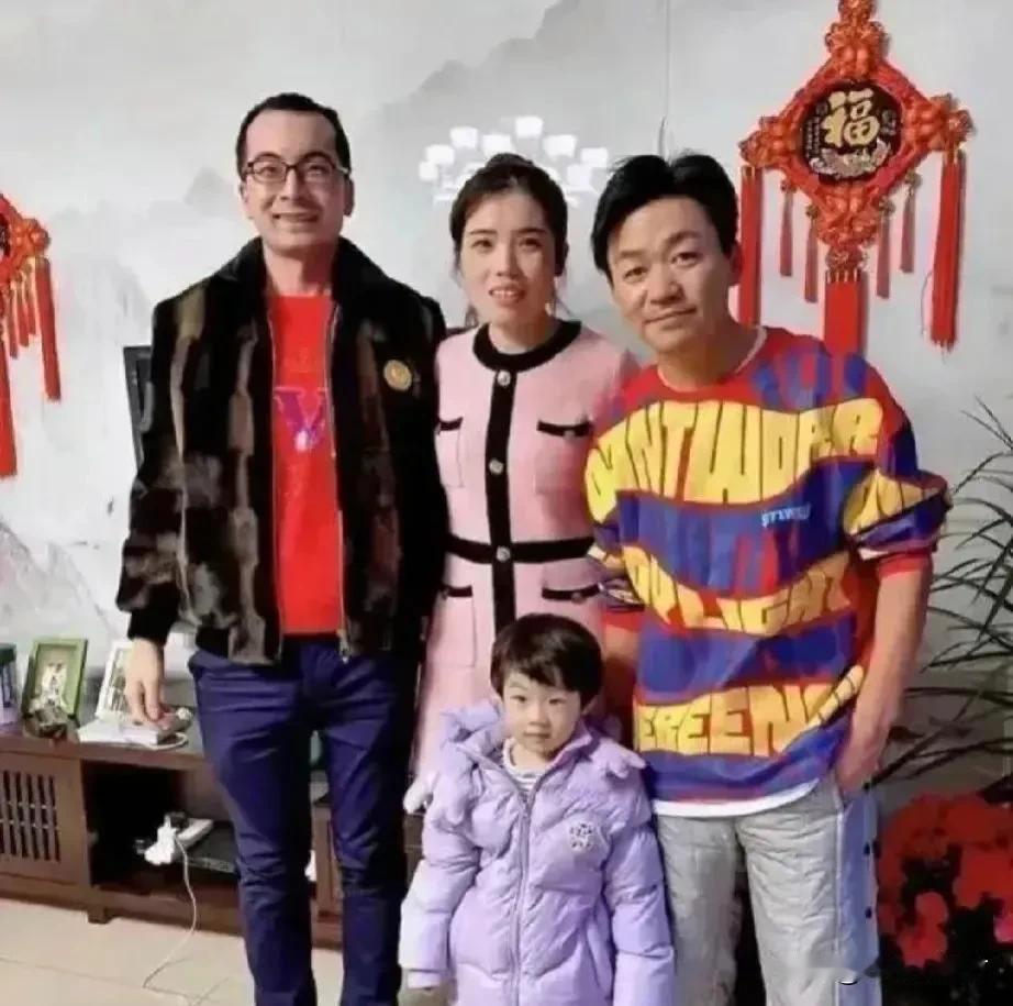王宝强穿2万元羽绒服回村！
王宝强几乎每年都会回河北邢台大会塔村老家过年每次回去