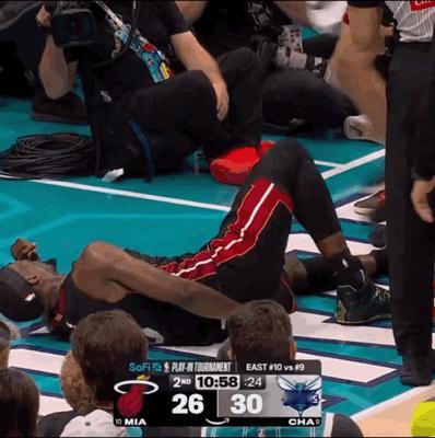 三球马后炮，“回头我要找阿德巴约聊聊。”都被淘汰了还有啥好说的。
三球摔倒，顺手