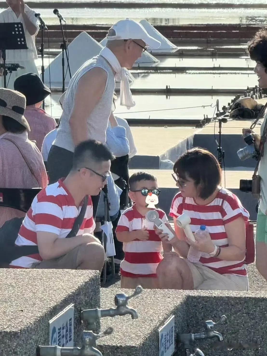 selina任家萱一家三口看音乐节！任家萱和男友小徐带娃出门，有网友在音乐节上看