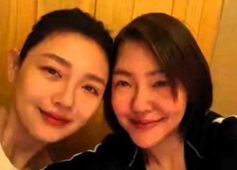 聚光灯下向来嬉笑洒脱的小S，难得卸下伪装，直面谈起大S离开之后的日子，一番心里话