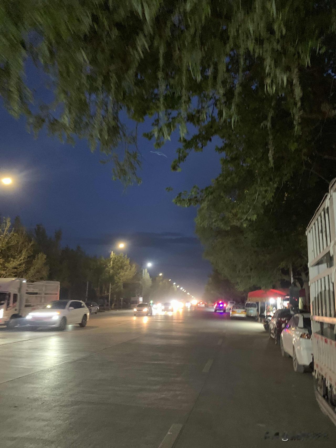 夜跑打卡，今天妥妥的5公里，每天晚上保持优良的锻炼习惯，夜跑，跑出健康，跑出人生