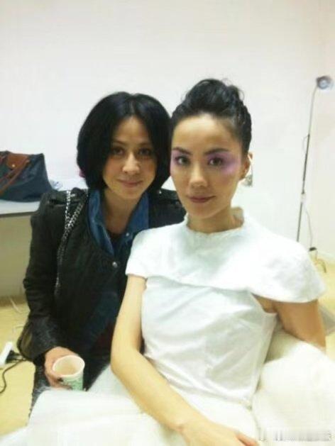 那些年刘嘉玲公开表白的王菲 嘉玲姐直言王菲“极度纯粹”，沉默45分钟都不尴尬，灵