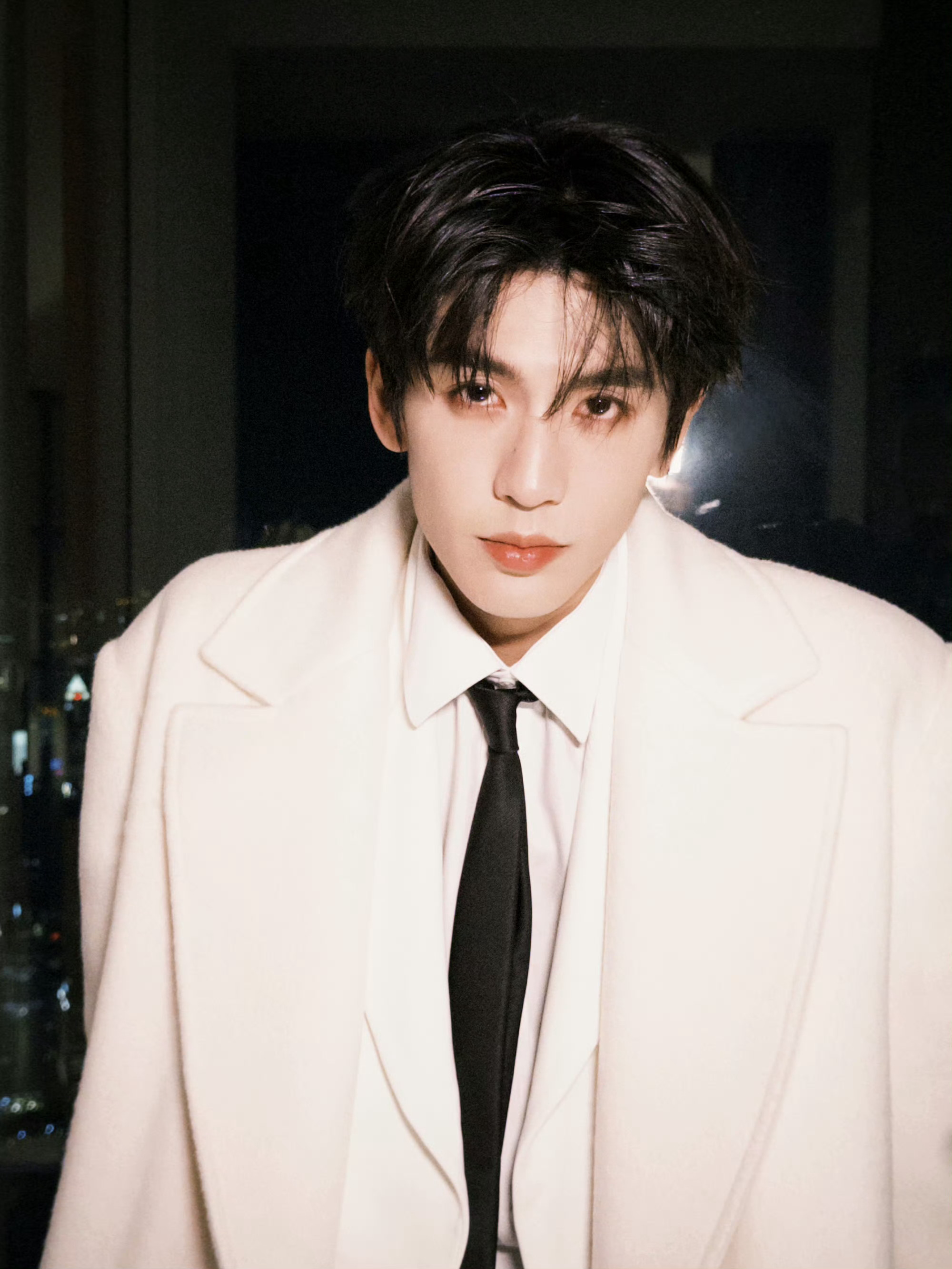 张凌赫工作室一整年藏起来的图都准备好了是吧！！