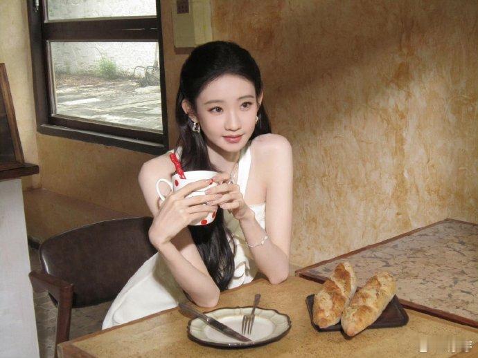 张艺凡豪门长姐谁还没被张艺凡白裙造型美晕！收腰提花设计高级感爆棚，清冷贵气中带着