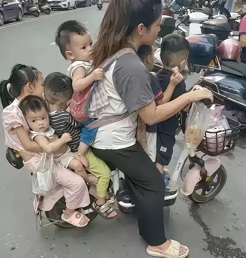 那张广东宝妈骑电动车载6个娃的照片，我翻来覆去看了好多遍。踏板上挤两个，后座摞三