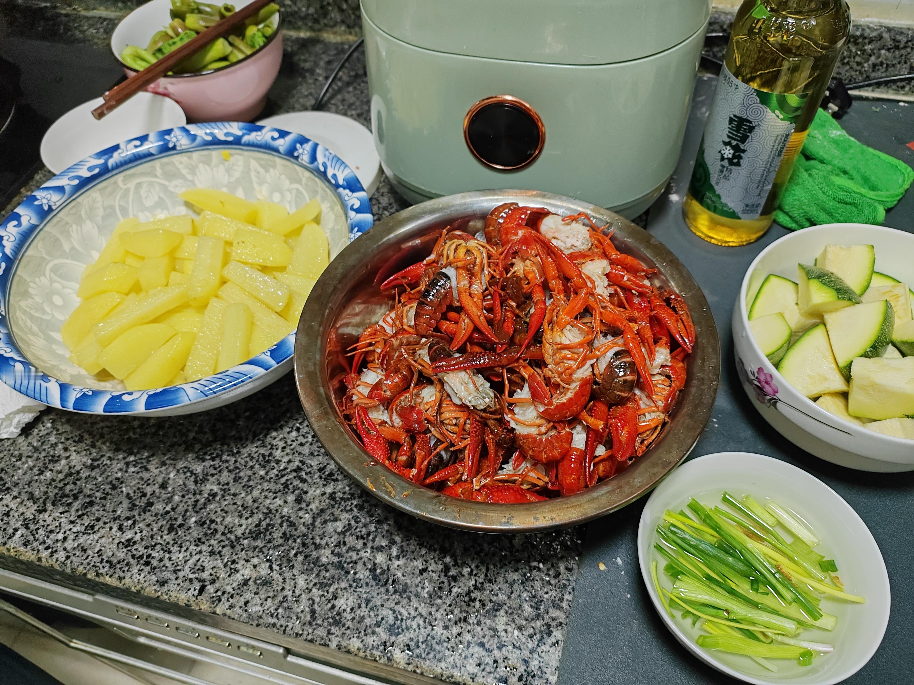 给大家做个小龙虾吃，粉丝先吃[干饭人][干饭人]#小龙虾自由# #冰泪淑芬# ​