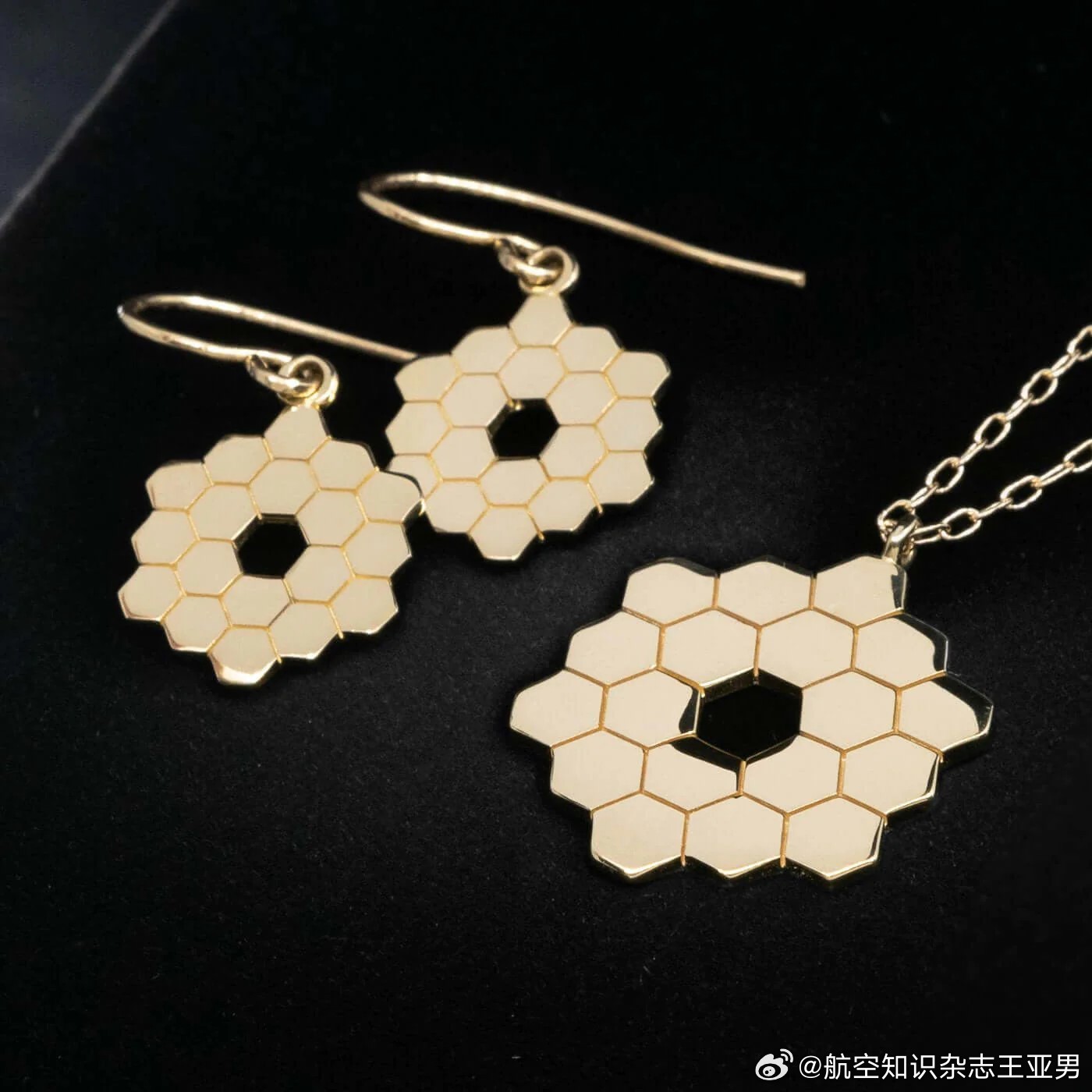 这组詹姆斯韦伯主题14K黄金首饰算是不错，但是价格不亲民，最便宜的都500欧元.