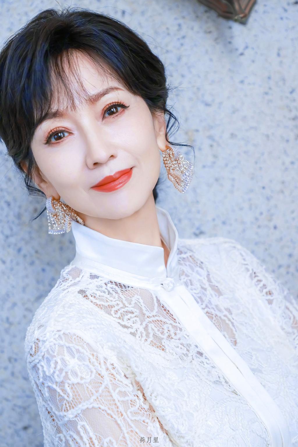 1975年，21岁的赵雅芝嫁给了31岁的香港名医黄汉伟，可婚后3年，赵雅芝便与有