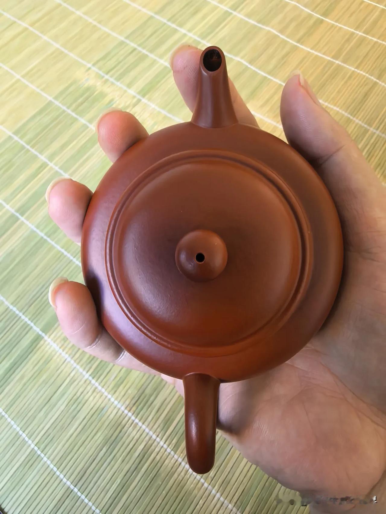 午后阳光斜斜地落在竹席上，掌中这把温润的紫砂壶，像接住了一小段缓慢的时光。水沸，