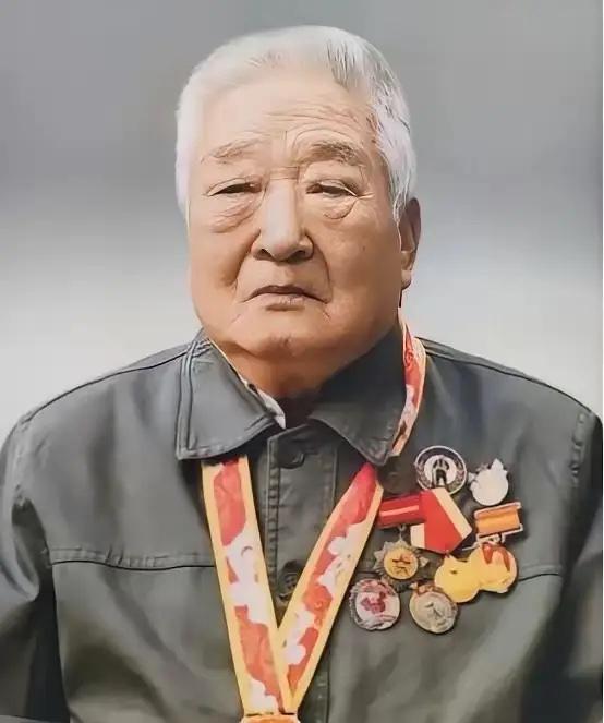 云南一96岁退休教师去世，学校翻找资料才发现：这个老教师居然获得过3次特等功，还