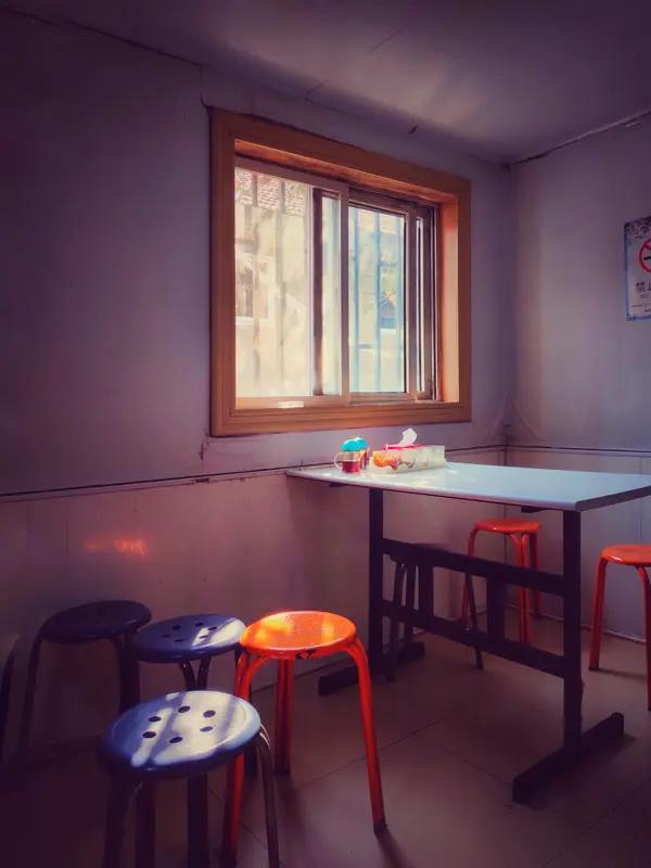 这篇文章虽短却很有感染力。作者以楼下开了十年的小饭馆关门为切入点，勾起人们对往昔