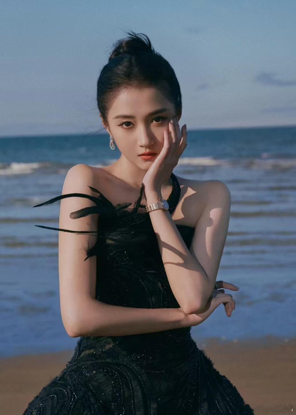 关晓彤说和闫妮再合作演啥都行 一个迷糊一个兜底，反差萌绝了。没有刻意营业的尴尬，
