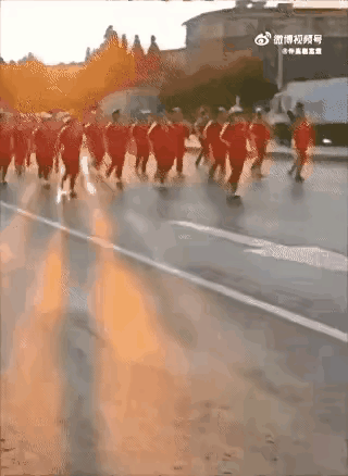专治各种不服！这帮“暴走团”把四个车道全占了，放着人行道、公园不走，非要在机动车