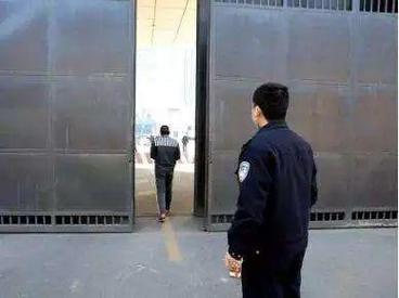 铁窗历风霜，岁月匆匆过，重获自由，方知人间至贵——致老友
 
阔别七百多个日夜，