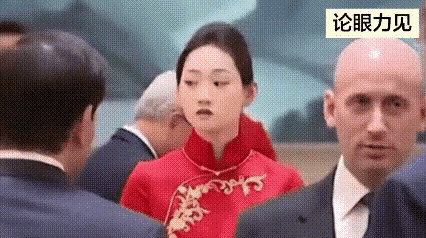 国宴的服务员，感觉比接机的礼仪人员都牛波。
看他们的眼神，不像看哪里需要酒水，哪