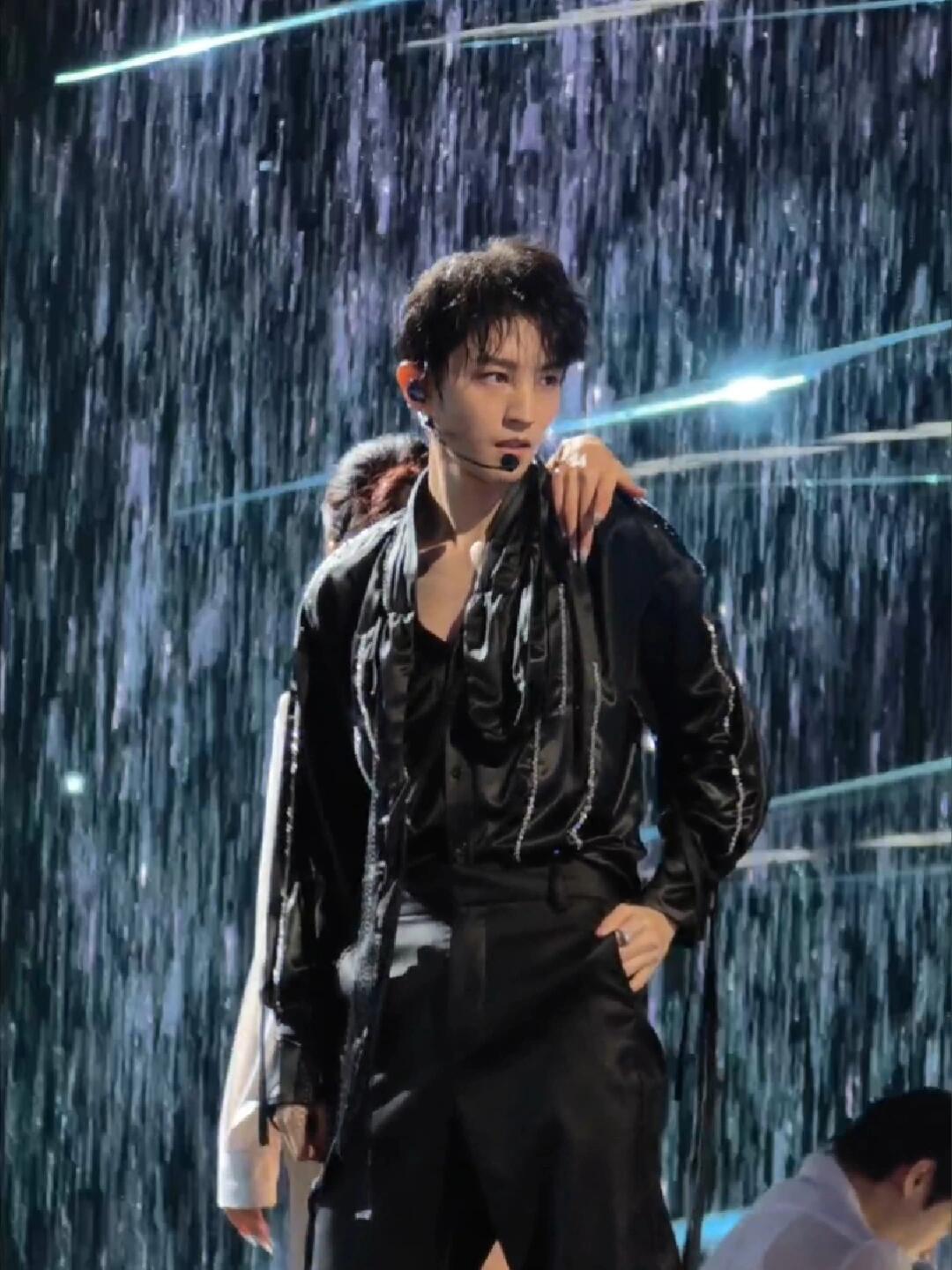 王俊凯湿身王俊凯朕的舞台纯元回宫了wk这个王俊凯帅成啥了，直接给我上演湿身诱惑，