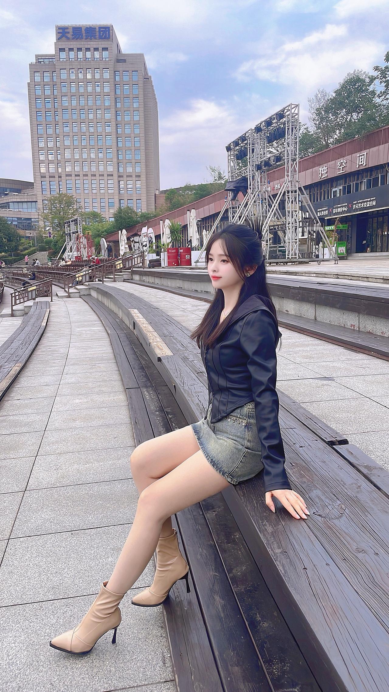 “山高路远 我们不过尔尔 请优先考虑优先考虑你的人 请优先在乎优先在乎你的人。”