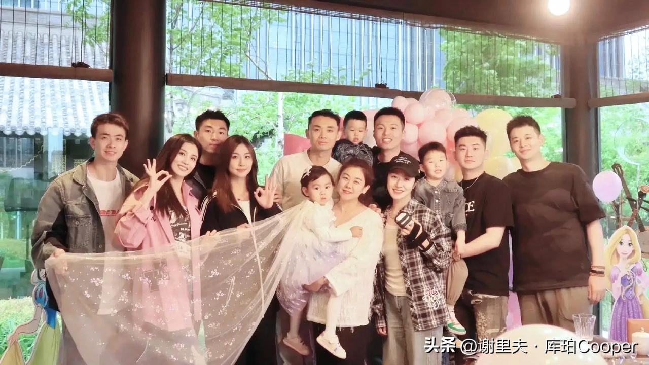 辽宁后卫群集体现身沈阳，为家乡球队助威，原帅女儿过生日，目测是K11屋顶花园，高