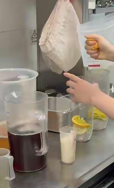 这样的奶茶你还会买吗？徒手挤柠檬，手伸进杯搅打，洒落桌面饮料回收进杯……霸王茶姬