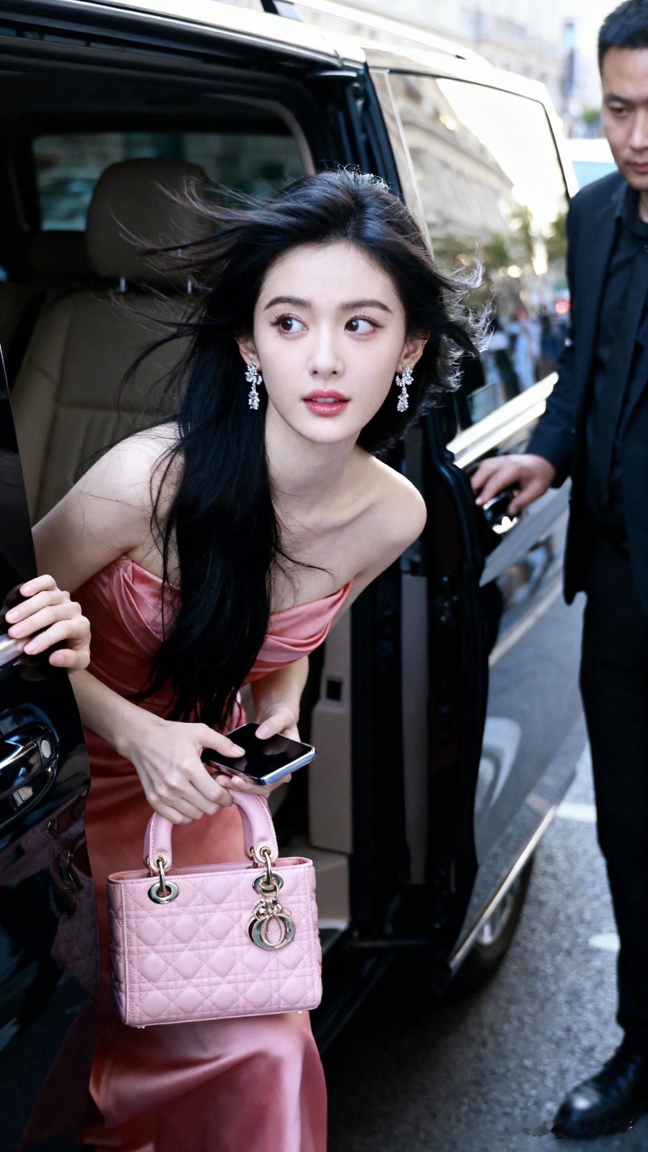 ：红妆一化美人出，车马喧嚣相随行，演一下明星的感觉，挺好[玫瑰]……切，啥也不是