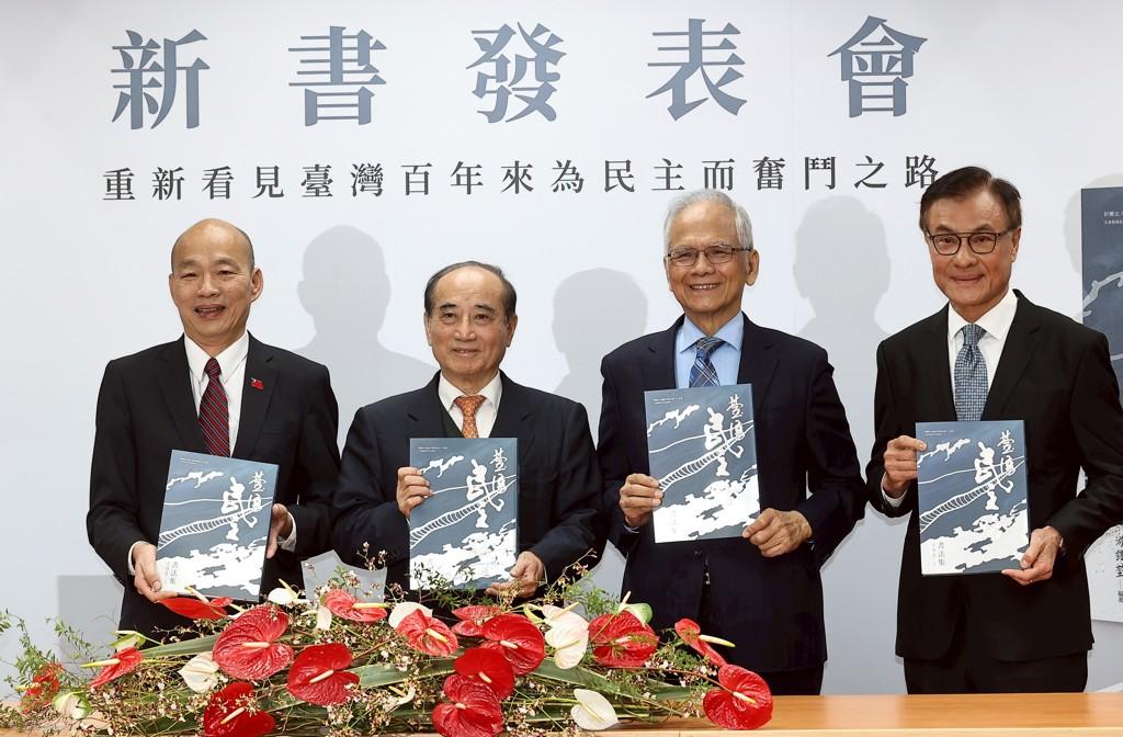 韩国瑜日前婉拒赖清德的院际茶叙邀请，他16日出席前理发院长游锡堃新书发表会，致词