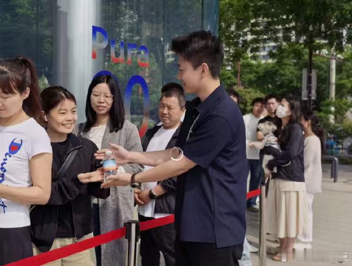 华为Pura90系列开售爆单Pura90开售门店挤爆了有个小伙拿到手机立马拆箱，