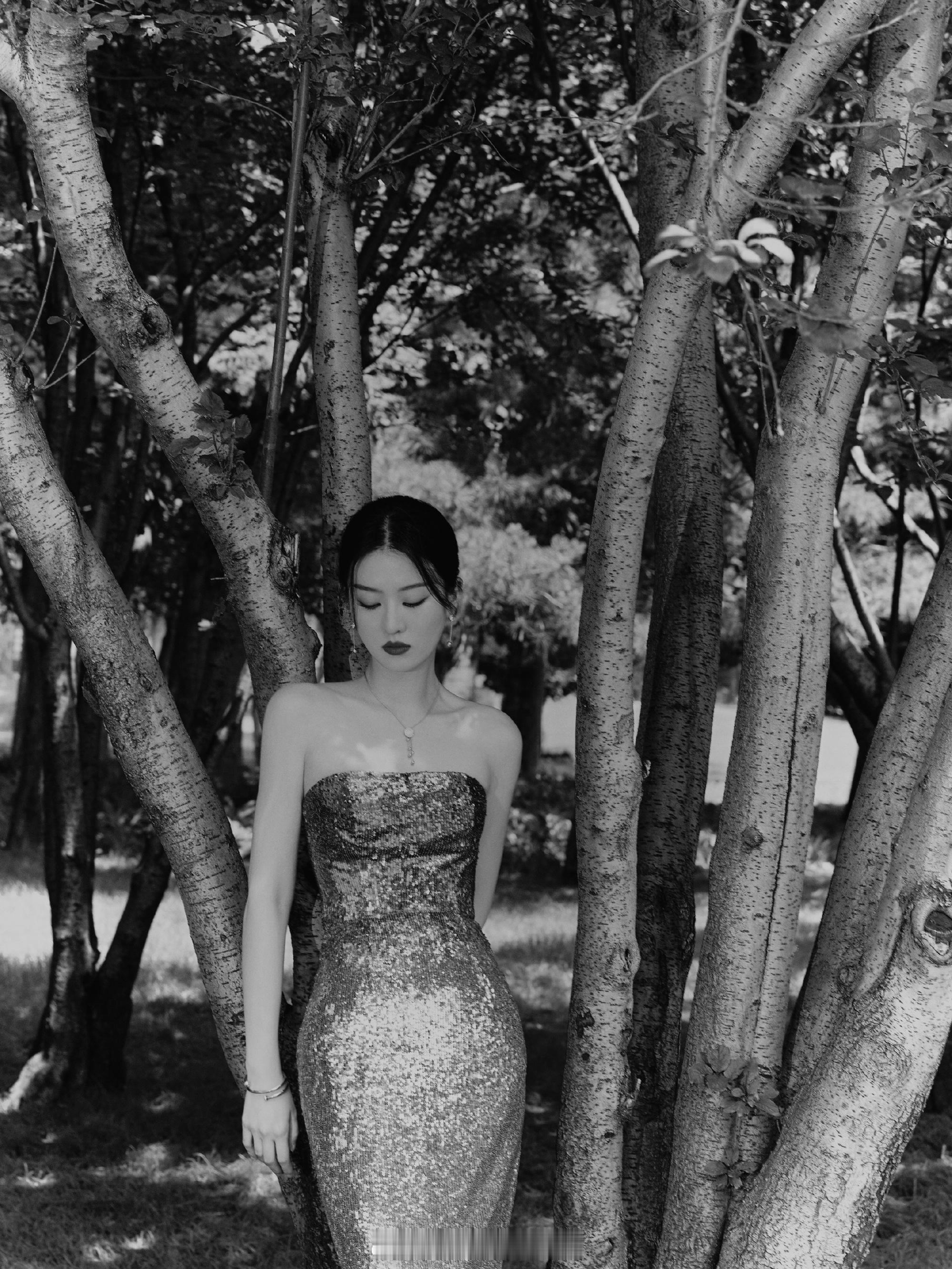 乔欣鎏金渐变鱼尾裙 