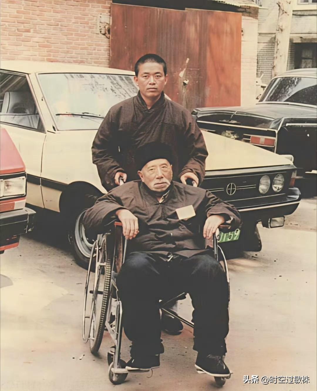 1986年，河南，21岁的释永信用轮椅推着师傅去瞧病，那时他不拘言笑，看起来敦厚