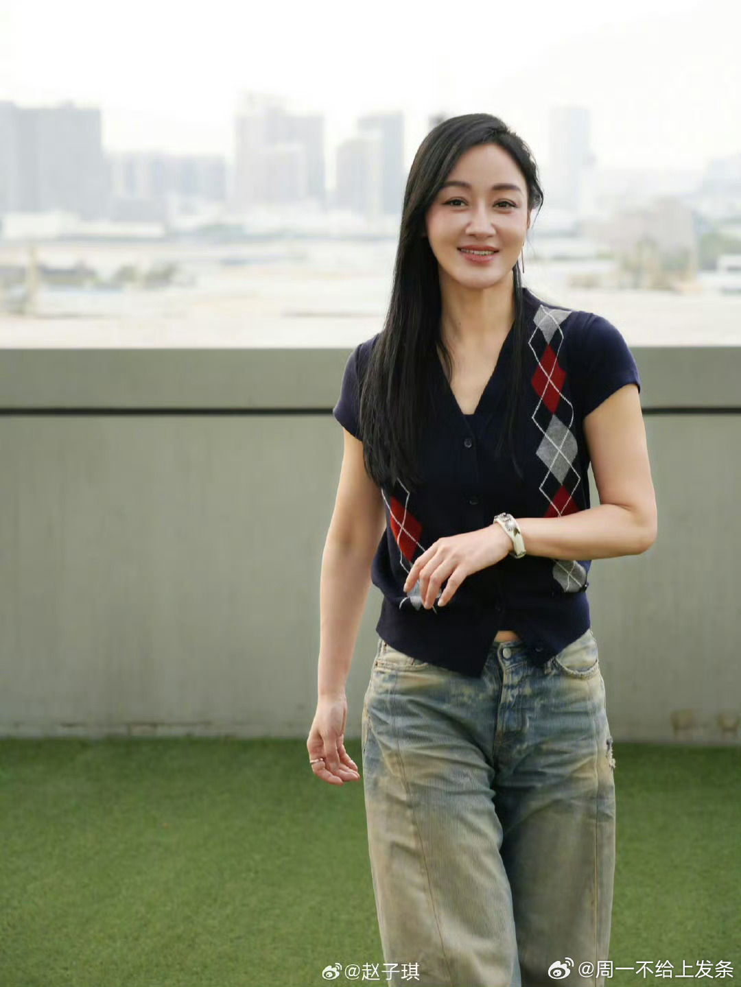 赵子琪乘风妆造完全青春女大来的赵子琪乘风2026初舞台妆造清爽元气，绿茵场造型青