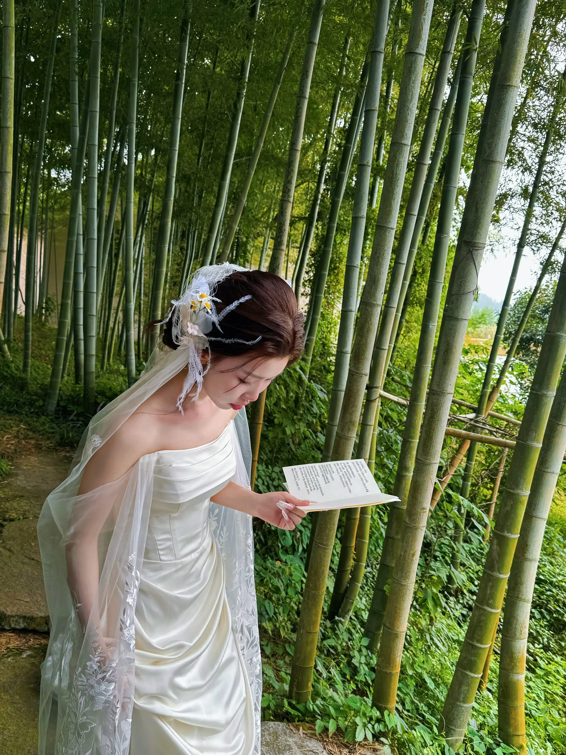 每个女生都值得拥有一场婚礼 头披白纱，身着婚纱，嫁给爱情💓 今天化的...