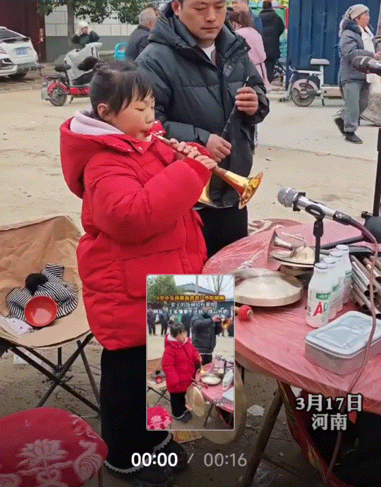 厉害了！河南，一父亲带着女儿在户外吹唢呐，起初是父亲有声有色的吹唢呐，这女儿则呆