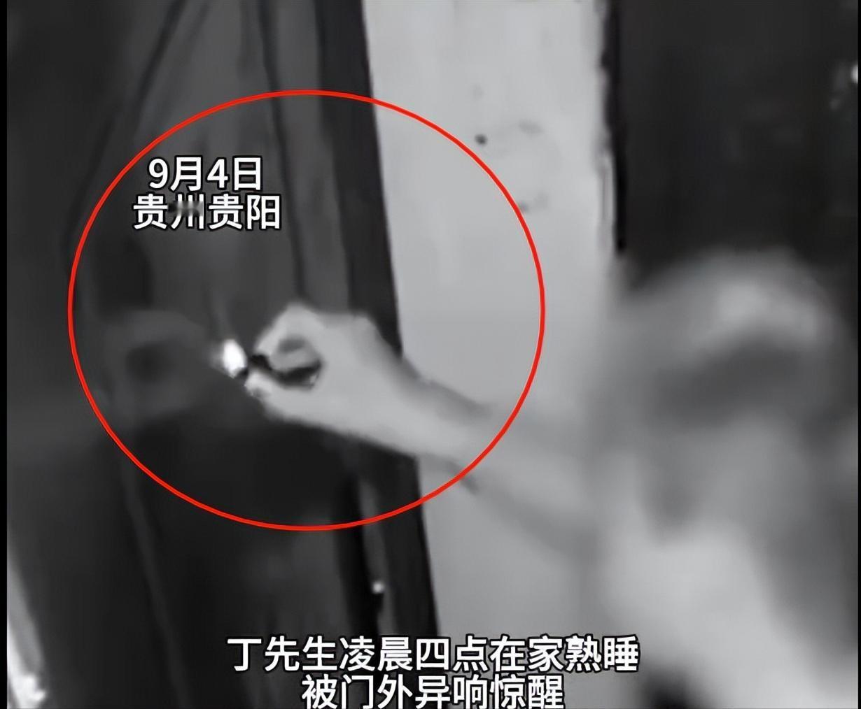 贵州贵阳，凌晨4点，一猥琐男子鬼鬼祟祟来到人家门口，先是拿着小灯照射猫眼，试图偷