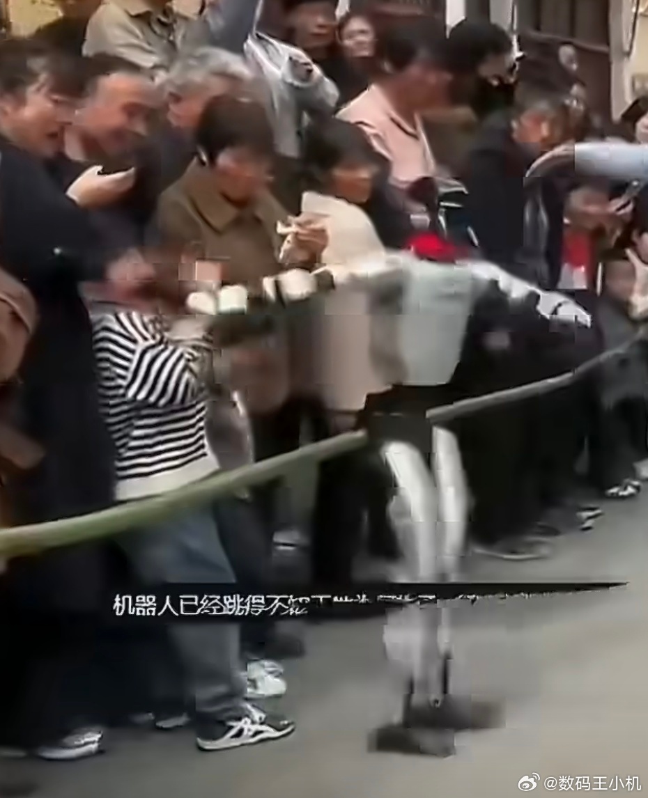 小孩看机器人跳舞挨了一巴掌机器人🤖：旋转，跳跃，我闭上眼