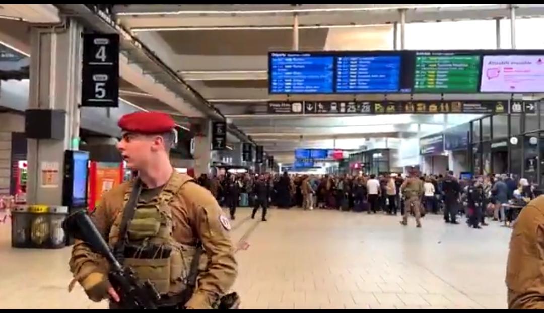 路透社新闻快讯——巴黎蒙帕纳斯车站一名持刀男子在威胁警方并自残后，被法国警方开枪