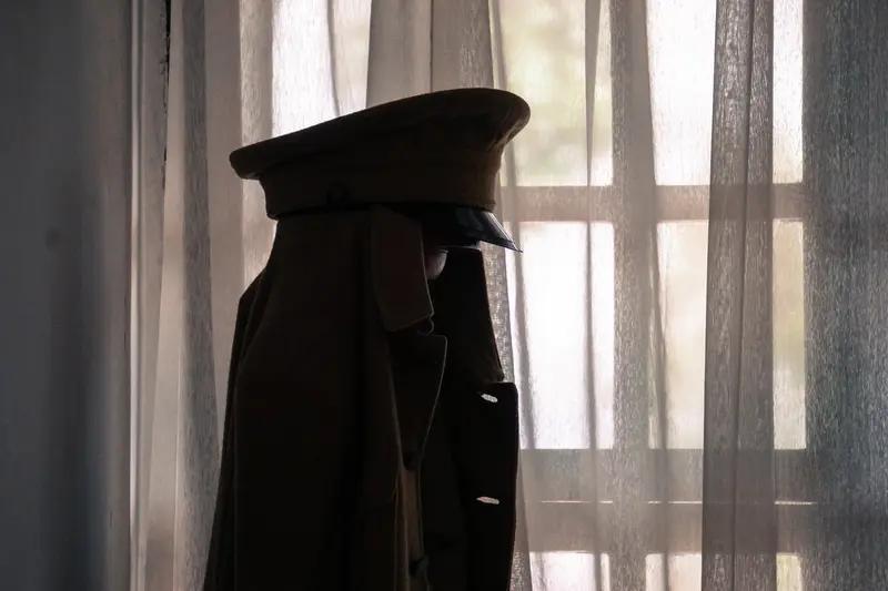 妹妹一身军装抱姐姐出嫁 妹妹一身军装抱姐姐出嫁，这画面太好哭了！想象一下，妹妹身