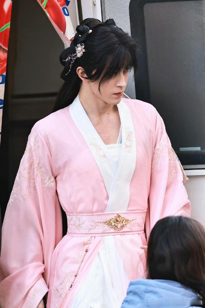 敖瑞鹏还是太全面了  敖瑞鹏看的我眼睛一亮又一亮 敖瑞鹏在《师兄太稳健》中，以女