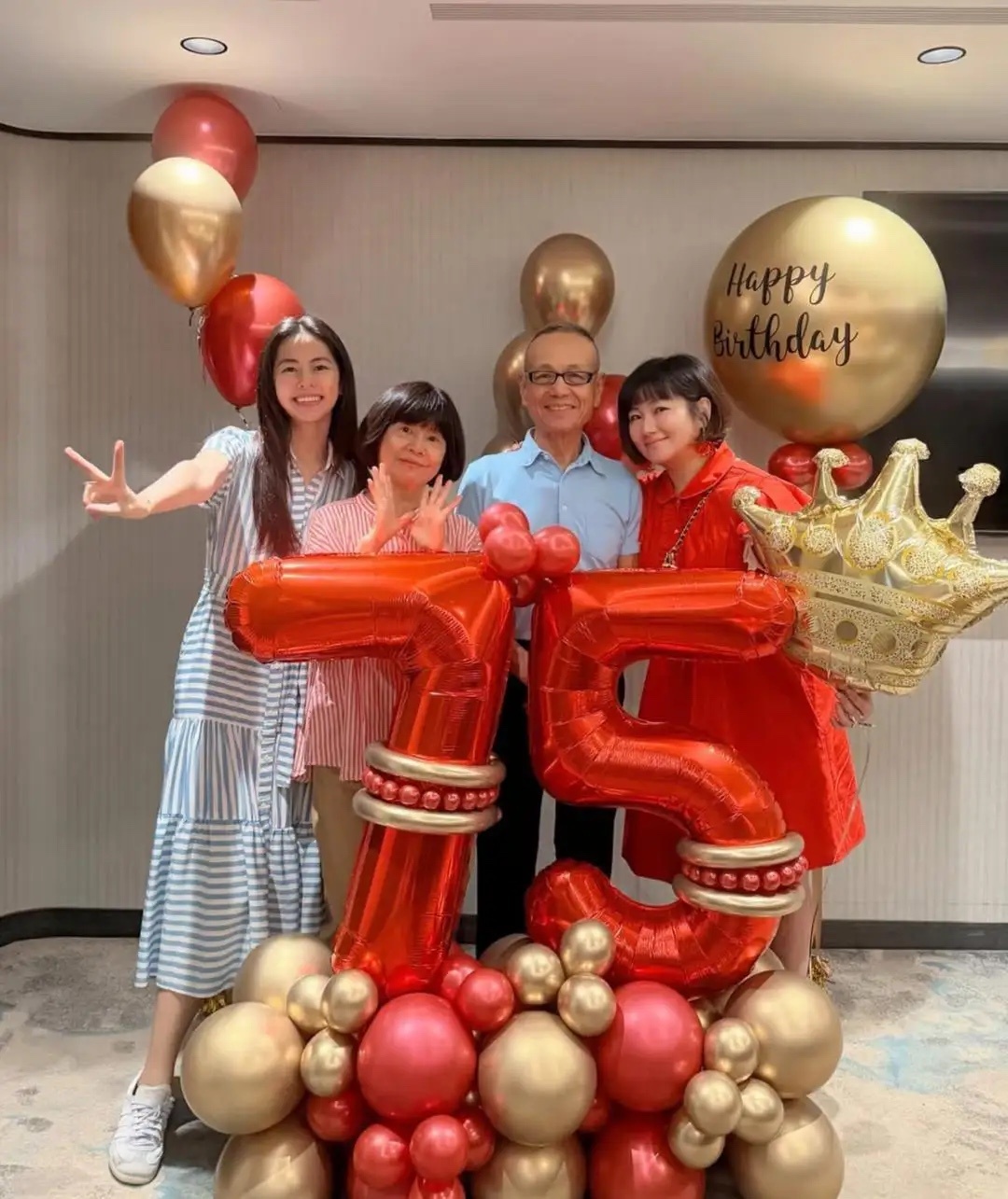 Selina任家萱为父亲庆祝75岁生日，他们一家四口同框画面太幸福了，好温馨太治