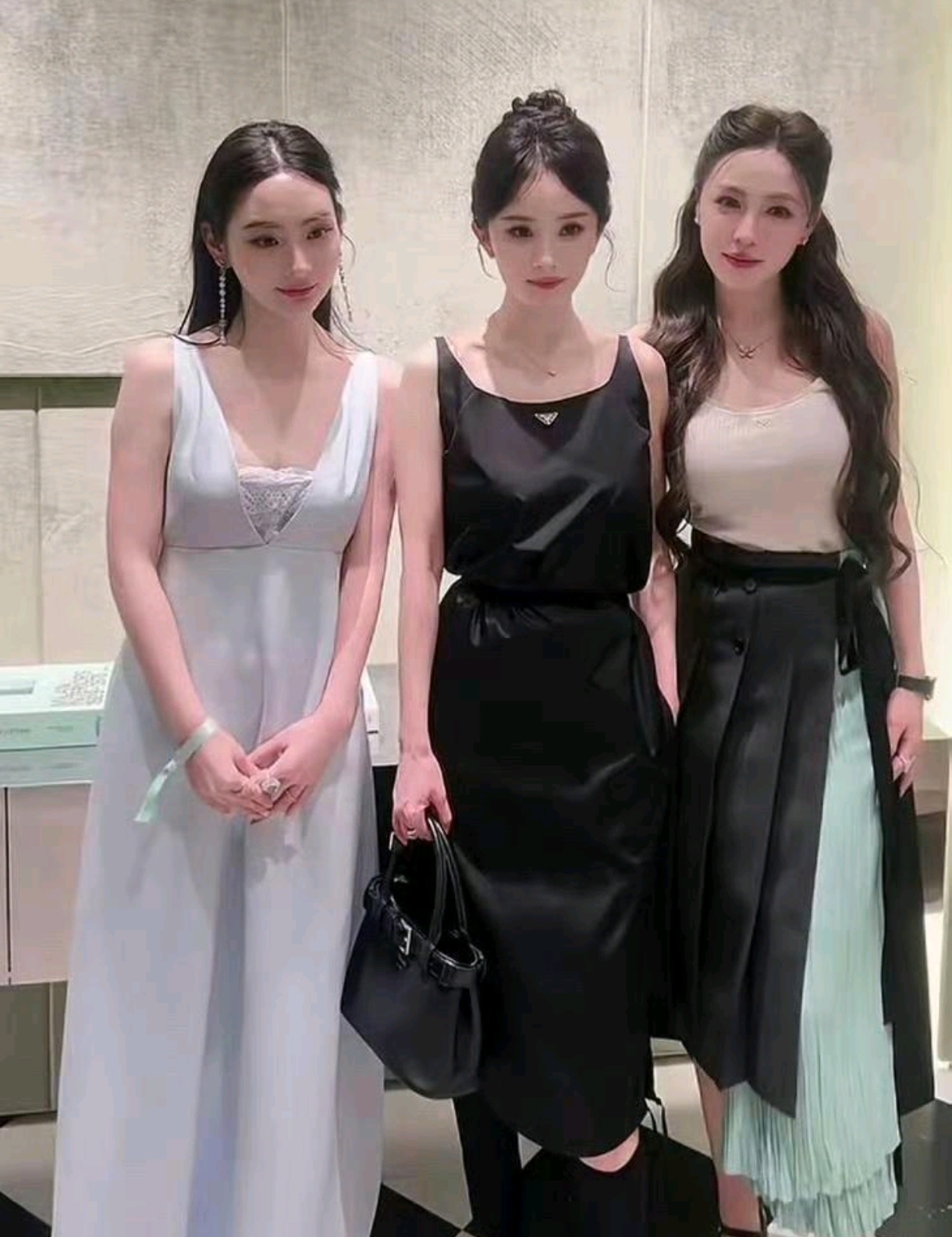 杨幂和路人的合照 路人视角下的她怎么样？好看吗？ 