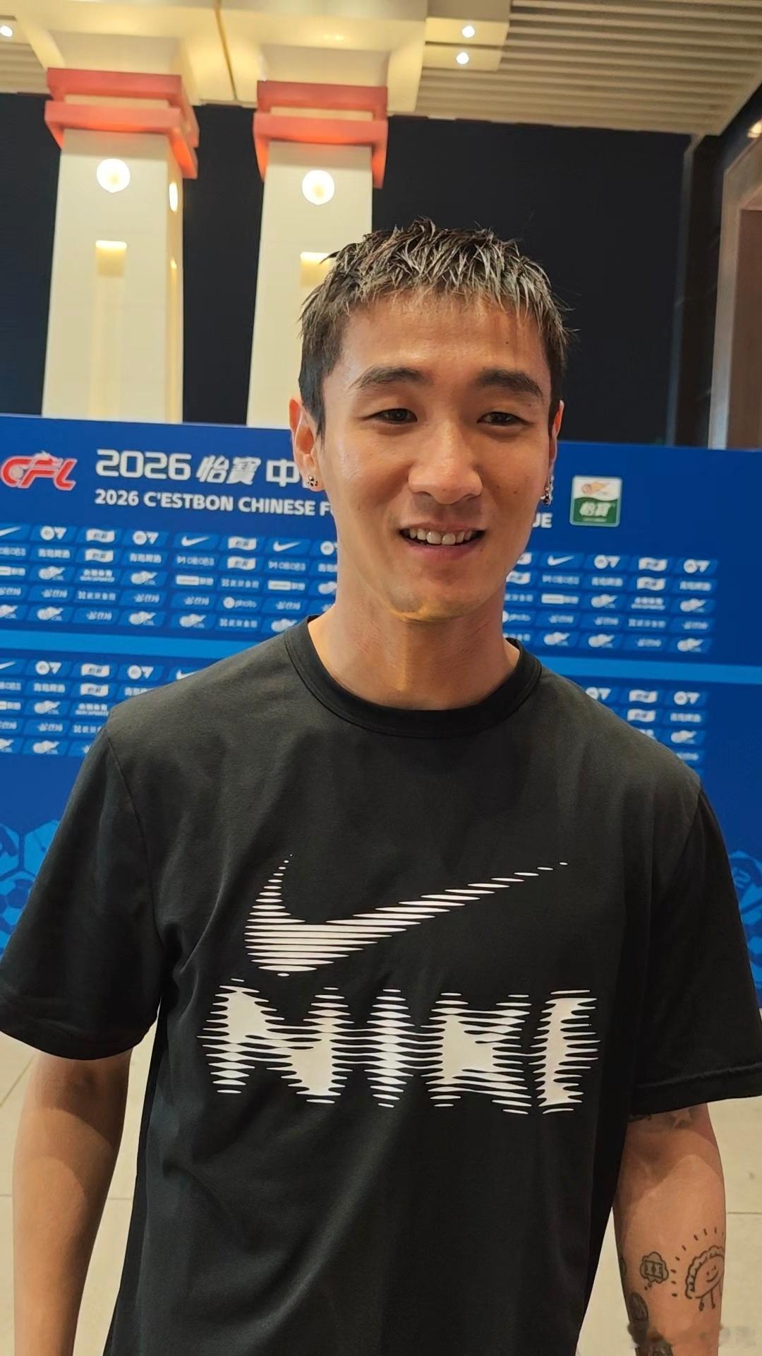 韦世豪，场上是真的敢骂，场下倒是挺和蔼。真是一名让人又爱又恨的球员。好好踢球吧！