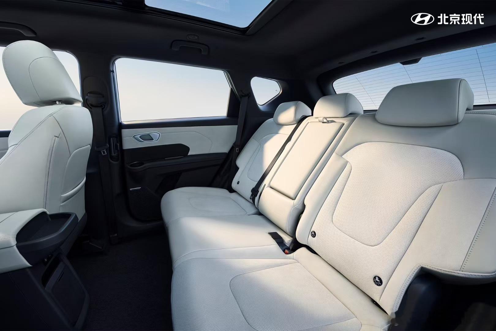 ELEXIO新质力纯电SUV 内饰亮相全系标配27英寸超薄双连屏双区无线充电，2