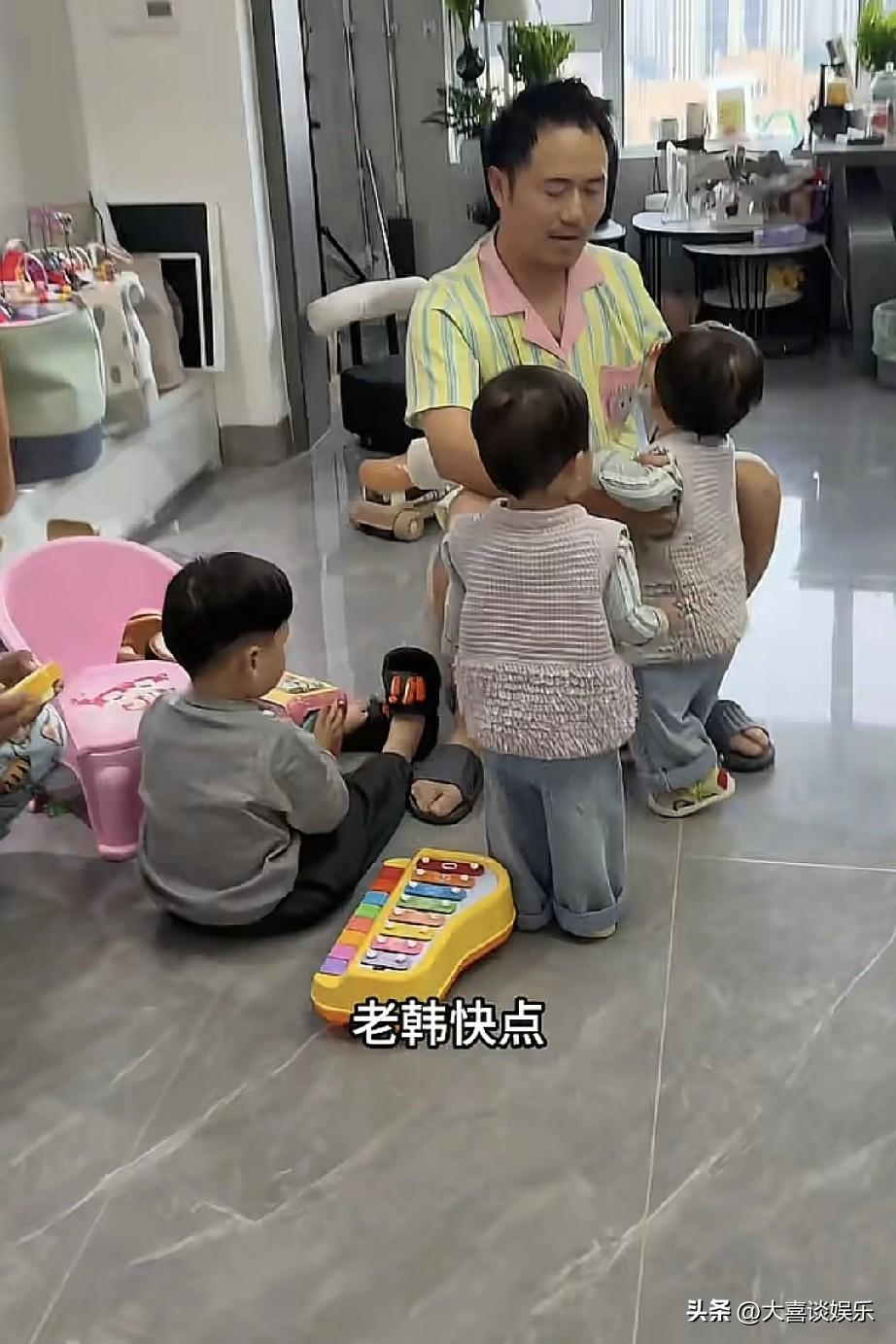 这要不是摆拍，我买方便面没调料。

网红小韩靠拍带娃成功吸粉300万，但最近发现