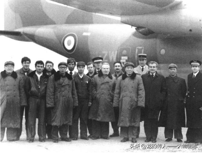 1979年，李达(前排右四)观看法国空军协同号飞机的飞行表演。观看后与法国驻中国