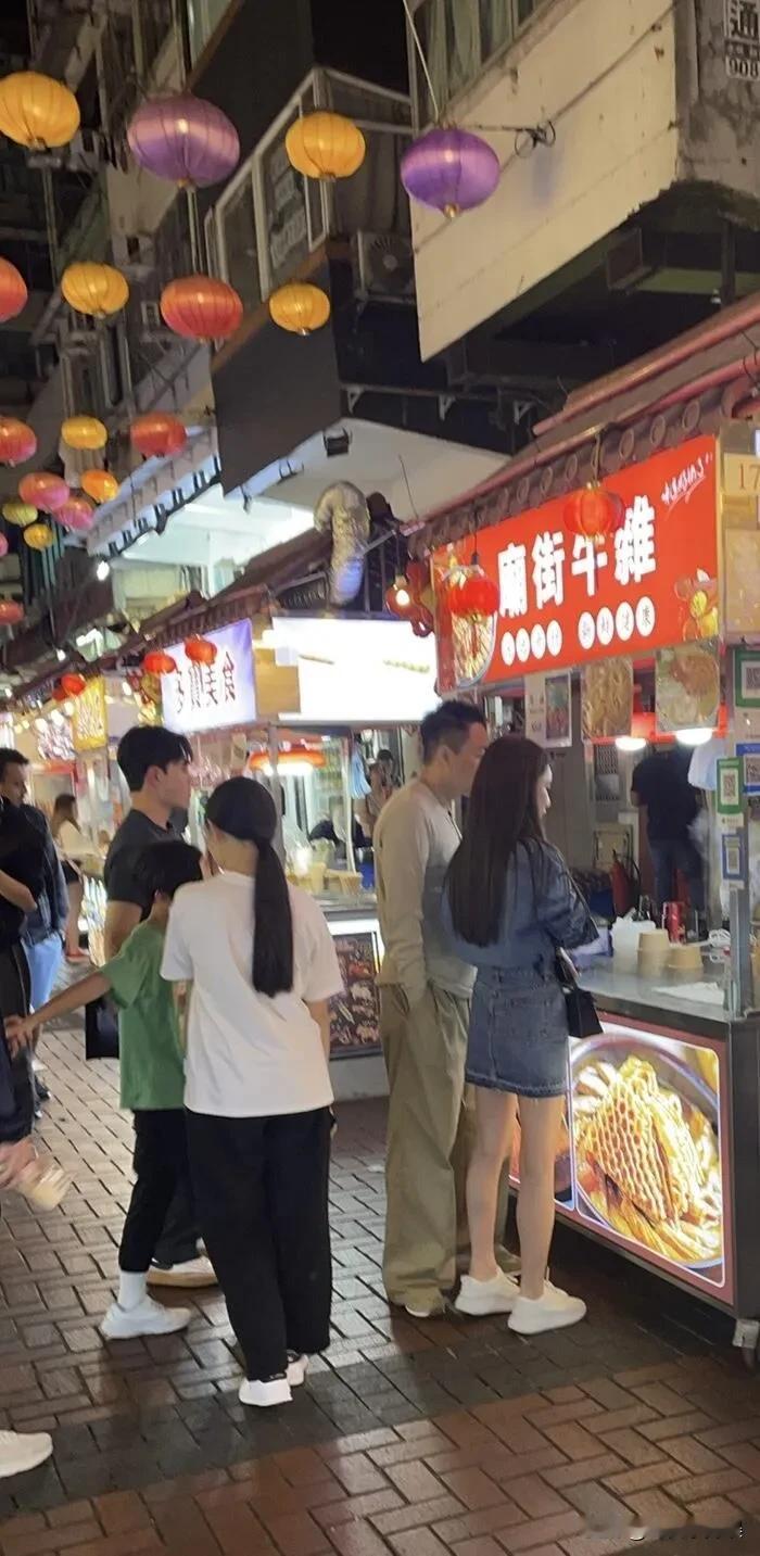 香港偶遇汪小菲一家四口，好漂亮一家人

汪小菲和马筱梅站在牛杂小吃摊等待滚烫的牛