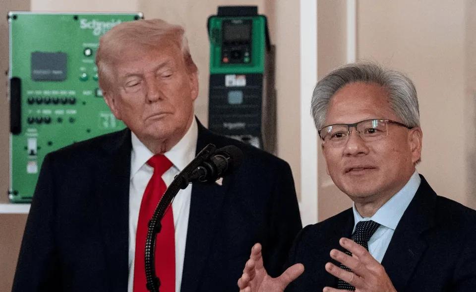 特朗普邀请英伟达CEO黄仁勋前往白宫闭门会谈，人工智能芯片管制是双方沟通核心议题