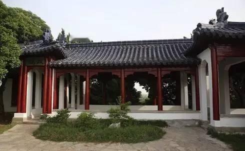 汪精卫死后，其妻陈璧君出于某种心理，往他坟里灌了5吨碎钢铁，浇筑成一个铁疙瘩，以