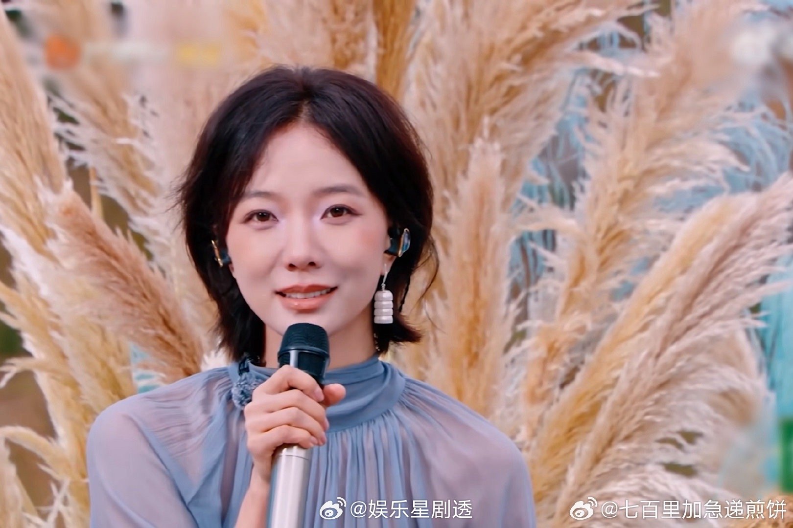 王珞丹火车上再唱乘风二公歌曲旷野星球火车上的王珞丹清唱，歌声和铁轨声交织，简简单