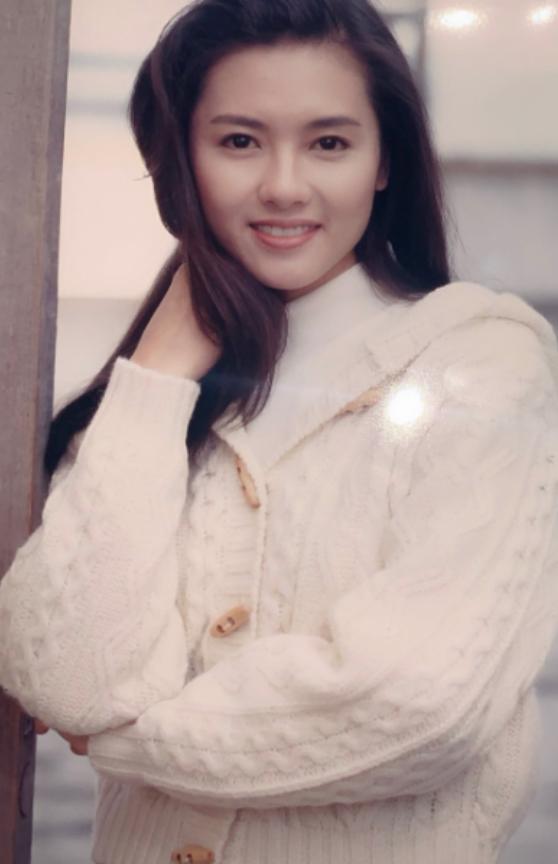 1996年，马上就要结婚的李丽珍，因为禁不住王晶高达400万片酬的诱惑，选择再次