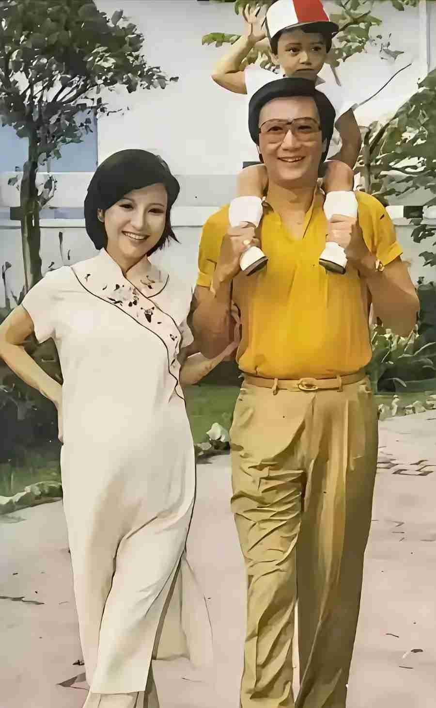 一张1982年的老照片，把谢家最鲜活的一段家庭时光定格下来。45岁的谢贤身姿挺拔